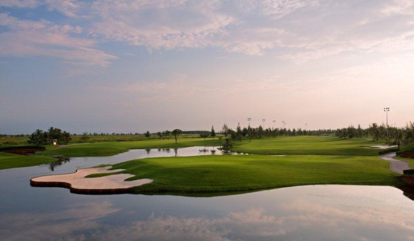 Những bẫy cát được tạo hình mang tính nghệ thuật cùng với các dòng nước tự nhiên uốn mình theo dáng cong của khu resort mang lại một sự thanh bình, yên ả đầy thân thiện và mang tính trải nghiệm cao. Điều này đã tạo nên một cảm nhận mới về môn golf mà không giống với bất kỳ sân golf nào khác ở Việt Nam.